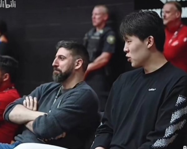 配资操盘炒股配资开户 杨瀚森to开拓者副总经理：我想扮演控卫角色 但总是容易失误